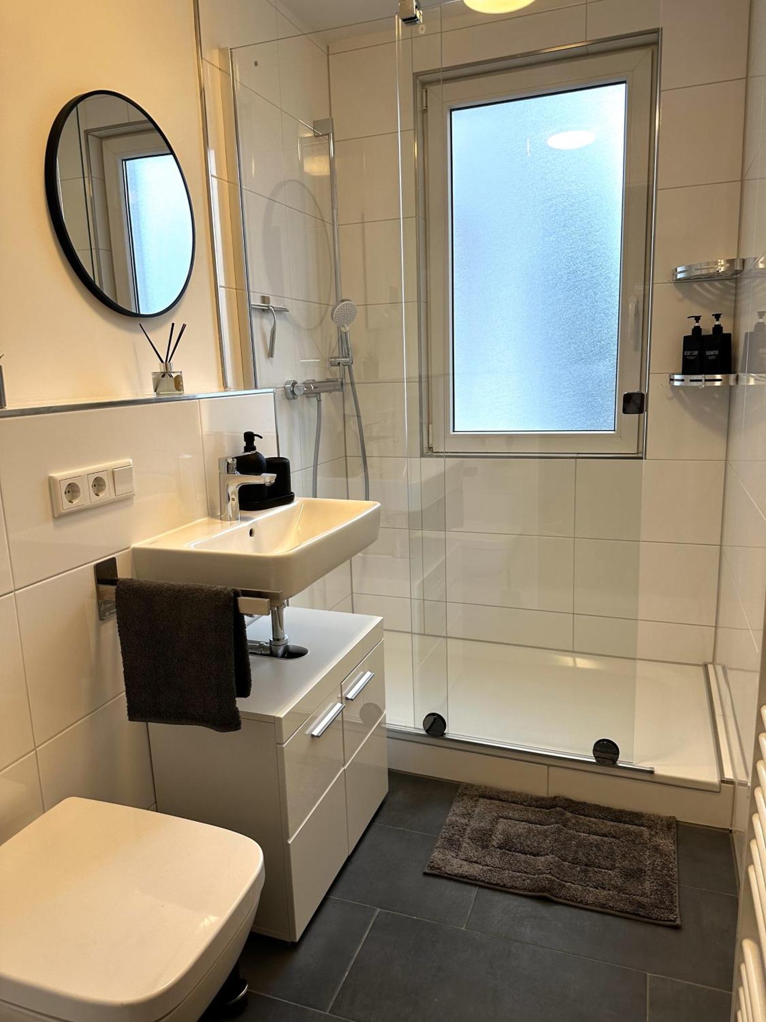 Rtr Essen - Fuer Bis Zu 8 Personen - Voll Ausgestattet - Zentral Limbecker Platz - Messe - Uniklinikum - Smart Tv - Modern Apartment Exterior photo